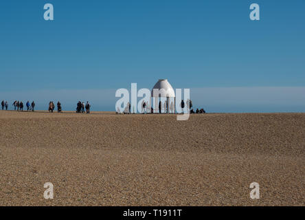 Der Pavillon von Jelly-Mold Lubaina Himid am Strand aus der Marine Parade, Folkestone, Kent Stockfoto