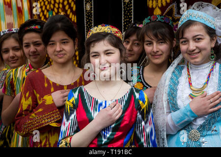 Frauen in traditioneller Nationaltracht während der Neujahrsfeier Nowruz Im zentralen Park der Stadt Khujand in Tadschikistan Stockfoto