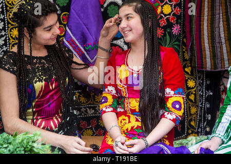 Frauen in der traditionellen Tracht im Neuen Jahr Nowruz Feier im Central Park von Khujand City in Tadschikistan Stockfoto
