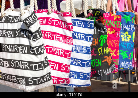 St Maarten Strandtaschen auf Souvenir ausgeht, Place du Marché, Marigot, Saint Martin, Kleine Antillen, Karibik Stockfoto