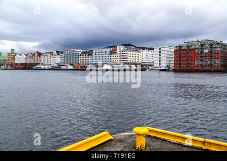 Fahrgast Katamarane Ekspressen, Njord und Teisten entlang Strandkaien Terminal im Hafen von Bergen, Norwegen günstig Stockfoto