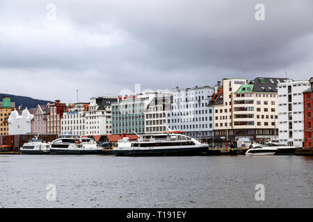 Fahrgast Katamarane Ekspressen, Njord und Teisten entlang Strandkaien Terminal im Hafen von Bergen, Norwegen günstig Stockfoto