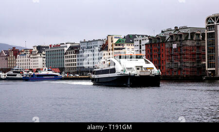 Fahrgast Katamaran Ekspressen Auslaufen aus dem Hafen von Bergen, Norwegen. Im Hintergrund, Katamarane und Njord an Strankaiter Rygertroll Stockfoto