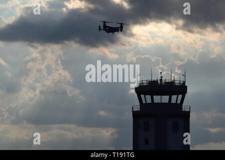 Jacksonville, NC/USA - September 8, 2016: Militärische Osprey fliegt über oaj Flughafen Stockfoto