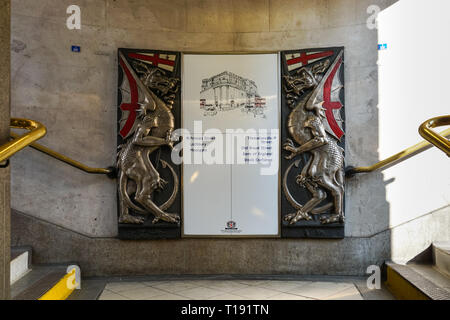 Zwei Drachen am Eingang zum U-Bahnhof Bank, London England United Kingdom UK Stockfoto