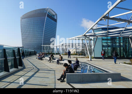 Die Menschen genießen Sie sonnige Tage auf dem Dach Garten auf Fen Gericht bei 120 Fenchurch Street, London England United Kingdom UK Stockfoto