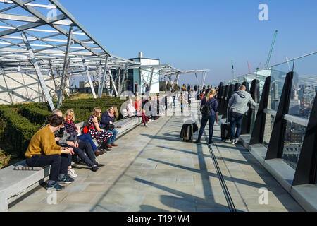 Die Menschen genießen Sie sonnige Tage auf dem Dach Garten auf Fen Gericht bei 120 Fenchurch Street, London England United Kingdom UK Stockfoto