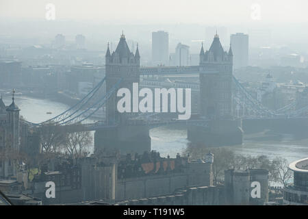 London Nebel, Tower Bridge und Umgebung an einem nebligen Morgen, London England Vereinigtes Königreich Großbritannien Stockfoto