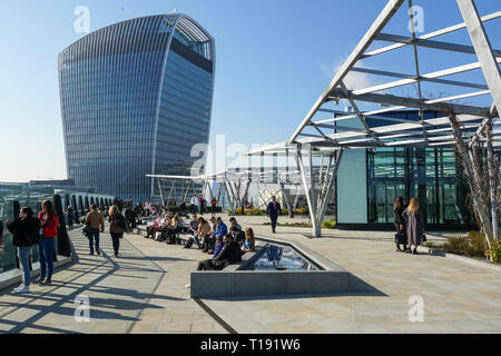 Die Menschen genießen Sie sonnige Tage auf dem Dach Garten auf Fen Gericht bei 120 Fenchurch Street, London England United Kingdom UK Stockfoto