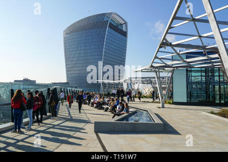 Die Menschen genießen Sie sonnige Tage auf dem Dach Garten auf Fen Gericht bei 120 Fenchurch Street, London England United Kingdom UK Stockfoto