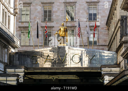 Savoy Hotel on Strand, Außenansicht, Eingang, London England Großbritannien Stockfoto