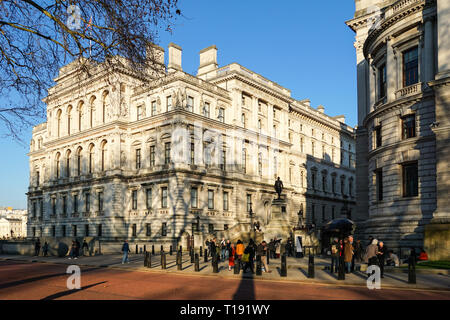 Das Foreign and Commonwealth Office in Whitehall mit Robert Clive Memorial, London England Vereinigtes Königreich Großbritannien Stockfoto