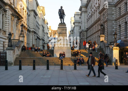 Die Menschen genießen den Sonnenuntergang auf Clive Schritte mit Robert Clive Denkmal in der Mitte, London England United Kingdom UK Stockfoto