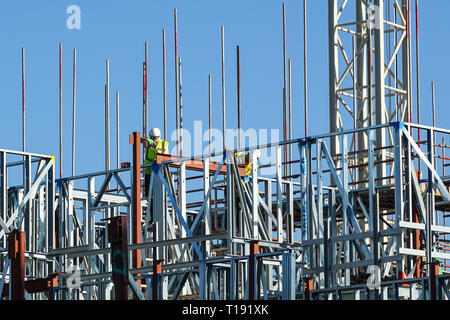 Bauarbeiter arbeiten auf der Baustelle des Wohnungsbaus bei Stratford, London England United Kingdom UK Stockfoto