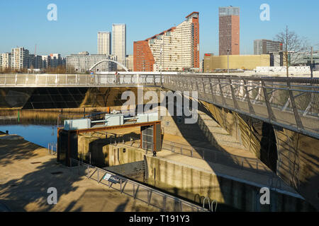 Carpenter's Road Lock auf dem Bogen zurück Flüsse in Stratford, London England United Kingdom UK Stockfoto