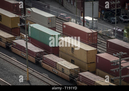 MONTREAL, KANADA - 8. NOVEMBER 2018: Leipzig-engelsdorf mit container Züge von Mediterranean Shipping Company (MSC) und Wagen in der industriellen Po stehend Stockfoto