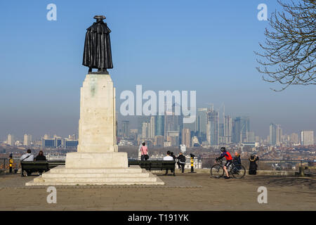 Luftverschmutzung über Canary Wharf von Greenwich Park, London, England Vereinigtes Königreich Großbritannien gesehen Stockfoto