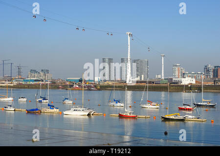 Yachten und Boote auf der Themse mit Emirates Air Line Seilbahn im Hintergrund, London, England Vereinigtes Königreich Großbritannien Stockfoto
