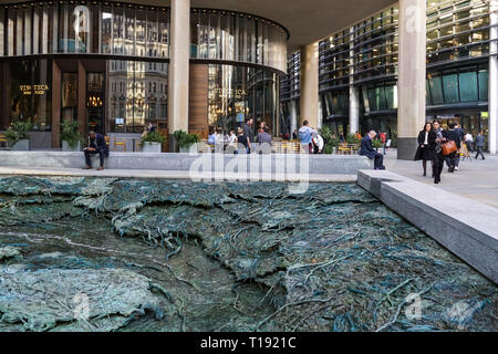 Die Leute sitzen rund um Skulptur vergessen Streams von Cristina Iglesias bei Bloomberg europäischen Hauptsitz in London, England Vereinigtes Königreich Großbritannien Stockfoto