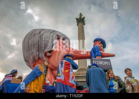 Ein Bildnis des Premierministers Theresa May unter Nelson's Column in der "Legen es für die Menschen " Rallye, da es dadurch seinen Weg durch das Zentrum von London Stockfoto