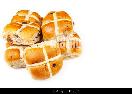 Stapel von frischen goldenen Hot Cross Buns auf weißem Hintergrund Stockfoto