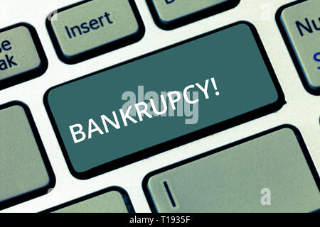 Konzeptionelle Hand schreiben angezeigt). Begriff Sinne Unternehmen unter Finanzkrise in Konkurs geht mit rückläufigen Umsätzen Taste der Tastatur Absicht, Stockfoto