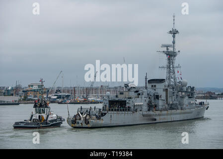 Die französische Marine (Marine Nationale) Kriegsschiff FS La Motte-Picquet (D 645) in Portsmouth, Großbritannien anreisen, für einen Höflichkeitsbesuch am 22. März 2019. Stockfoto