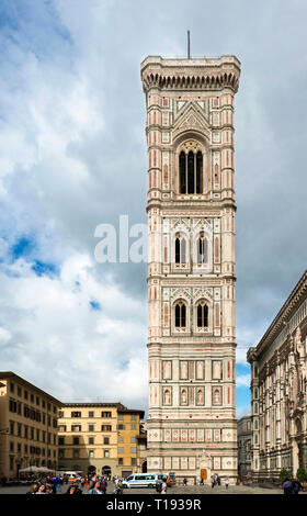 Blick auf den Glockenturm aus dem Osten als Teil einer Florenz Landschaft. Stockfoto