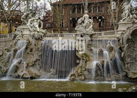 Springbrunnen auf der Valentino Park Platz in Turin, Italien. Stockfoto