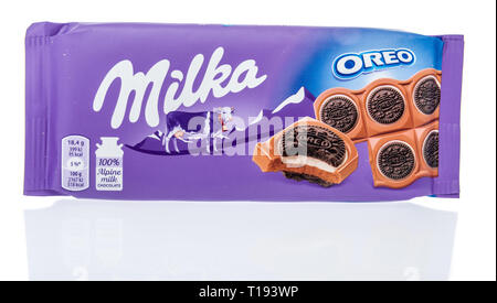 Winneconne, WI - 15. März 2019: ein Paket von Milka oreo Sandwich von alpenmilch Schokolade in einem isolierten Hintergrund umgeben Stockfoto