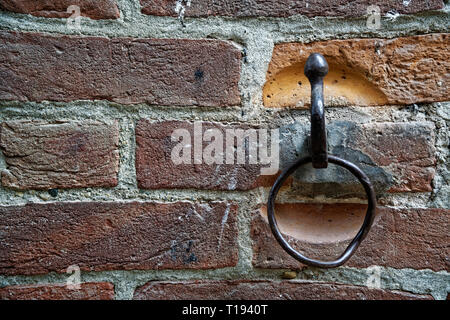 Blocker Riegel Ring für Pferd, reich verzierten, Iron Horse tie Ring an der Fassade der mittelalterlichen Burg, Turin, Italien Stockfoto