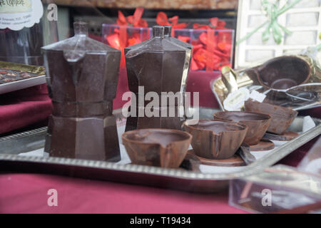 Moka kanne Kaffeemaschine machen aus Schokolade im Vintage Style auf Süßigkeiten Hintergrund. Stockfoto