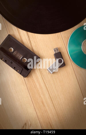 Vintage Look Music Recording Evolution mit Kassette USB-Schlüssel, Schallplatte und CD Stockfoto