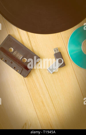 Vintage Look Music Recording Evolution mit Kassette USB-Schlüssel, Schallplatte und CD Stockfoto