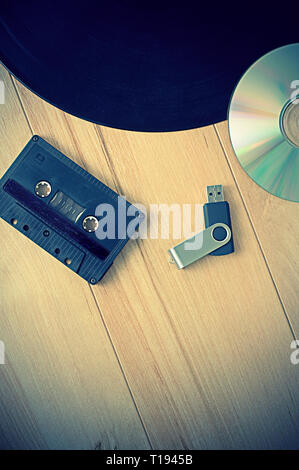 Vintage Look Music Recording Evolution mit Kassette USB-Schlüssel, Schallplatte und CD Stockfoto