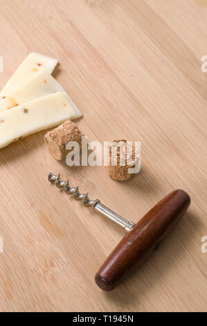 Zerbrochene Flasche Wein Kork mit Korkenzieher und Käse Stockfoto