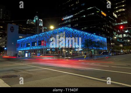 Dieses Gebäude an der Ecke der Folsom und 3. in San Francisco blau leuchtet, jede Nacht. Stockfoto