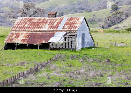 Verlassene Scheune in den Ausläufern von Diablo Range in Mt Hamilton. Stockfoto