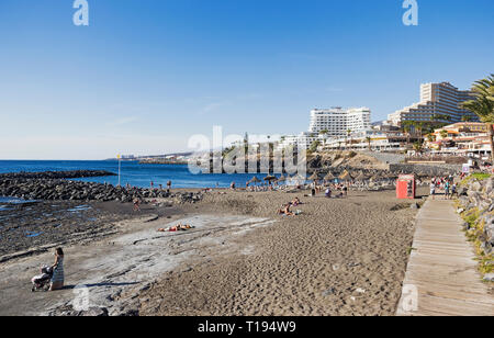 Strand in Costa Adeje, Teneriffa mit Hotel Villamar in der Ferne. Stockfoto