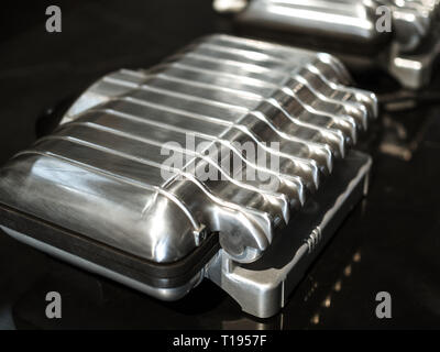 - Aus der Nähe moderne Silber Electric Sandwich maker Maschine auf dunklem Hintergrund. Stockfoto