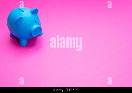 Einsparungen Konzept. Sparschwein blaue Farbe gegen helles Rosa Hintergrund, kopieren. Stockfoto
