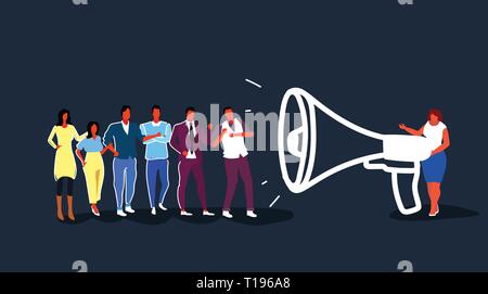 Geschäftsfrau boss Holding Megaphon Lautsprecher an Mitarbeiter Geschäft Leute Gruppe team leader Informationen Ankündigung Skizze schreien horizontal Stock Vektor