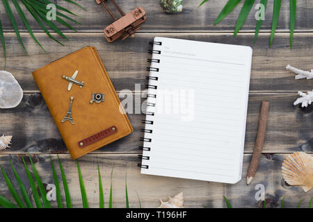 Flach leere Notepad mit dem Passport Buch, Muscheln und Palmblättern. Urlaub tropical beach Reisen Urlaub Konzept. Kopieren Topview mit Platz für Ihre te Stockfoto