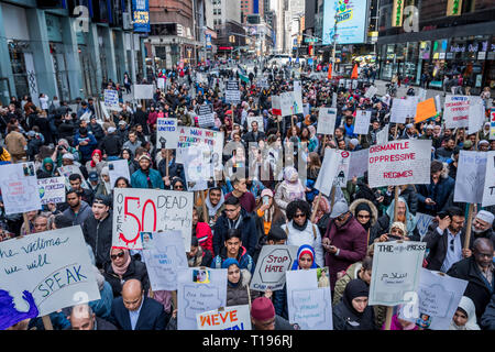 New York, Vereinigte Staaten. 24 Mär, 2019. Muslimische Führer und Verbündeten in New York City eine Kundgebung abhielten und März gegen Islamophobie, weißer Überlegenheit, und Anti-immigrant Bigotry in Times Square. Die Rallye und März stellten die Solidarität der New Yorker Bevölkerung gegen die Ideologie des Hasses vor kurzem in Neuseeland Terroranschläge, die 50 Todesfälle links manifestiert. Credit: Erik McGregor/Pacific Press/Alamy leben Nachrichten Stockfoto