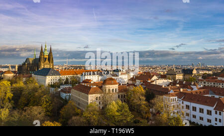 Ein Blick von der anderen Seite der Prager Burg Stockfoto