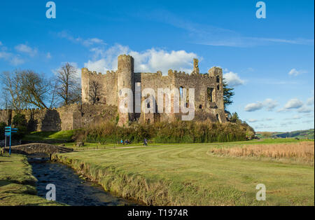 Laugharne Schloss Carmarthenshire South Wales. Laugharne war die Heimat von Dylan Thomas und ist ein hübsches und ruhiges Dorf auf der Carmarthenshire Küste. Stockfoto