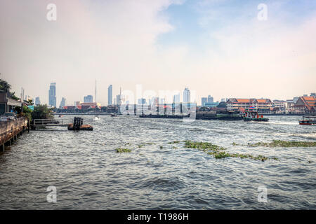 Dieses einzigartige Foto zeigt wie die alten traditionellen Boote fahren Am Mae Nam Chao Phraya Fluss in Bangkok Stockfoto