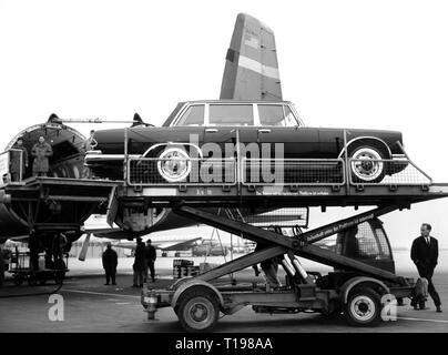 Verkehr/Transport, Auto, Fahrzeug Varianten, Mercedes-Benz 600, Air Transport auf der New York International Auto Show, laden in einem Frachter der amerikanischen Post, Flughafen Frankfurt, 30.10.1963, Additional-Rights - Clearance-Info - Not-Available Stockfoto