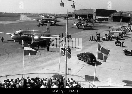 Verkehr/Transport, Luftfahrt, Flughafen Kopenhagen Kastrup, Schürze, Gründung von Scandinavian Airlines System, 1.8.1946, Additional-Rights - Clearance-Info - Not-Available Stockfoto