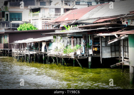 Dieses einzigartige Foto zeigt, wie die alten Bangkok aussieht und wie die Menschen leben in einfachen Verhältnissen am Mae Nam Chao Phraya River Stockfoto